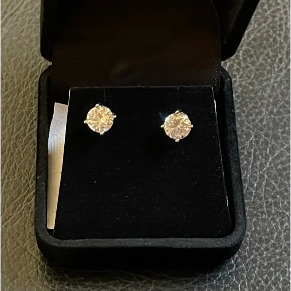 Beautiful earrings - Picture 2 of 3